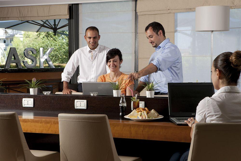 Courtyard By Marriott Rome Central Park Экстерьер фото
