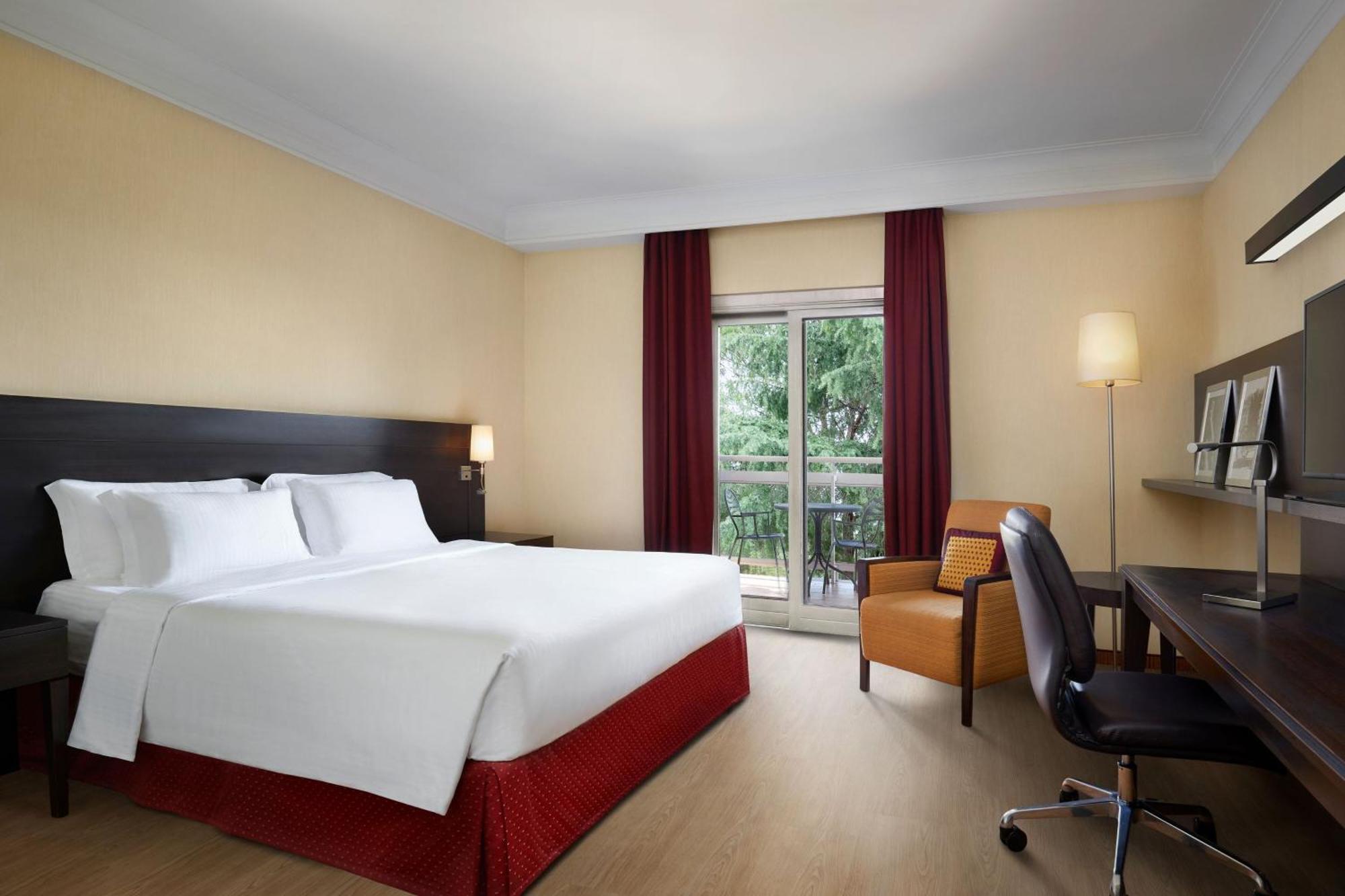 Courtyard By Marriott Rome Central Park Экстерьер фото
