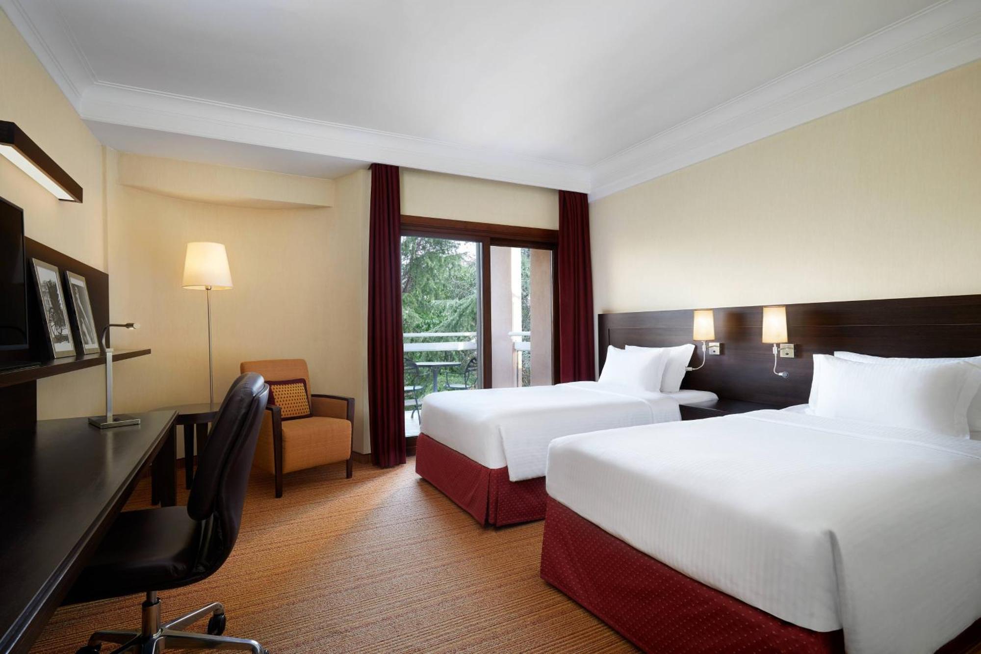 Courtyard By Marriott Rome Central Park Экстерьер фото