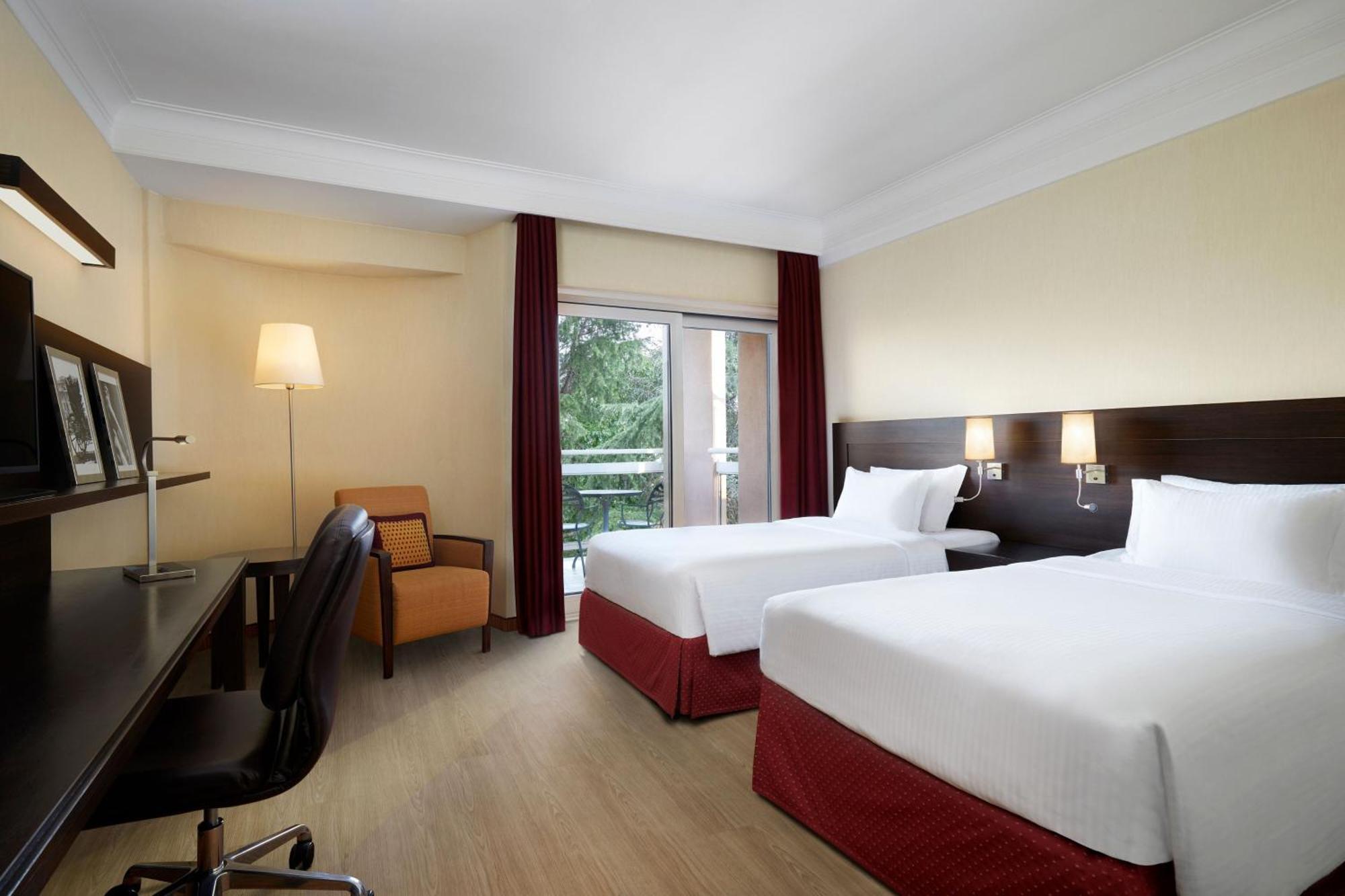 Courtyard By Marriott Rome Central Park Экстерьер фото