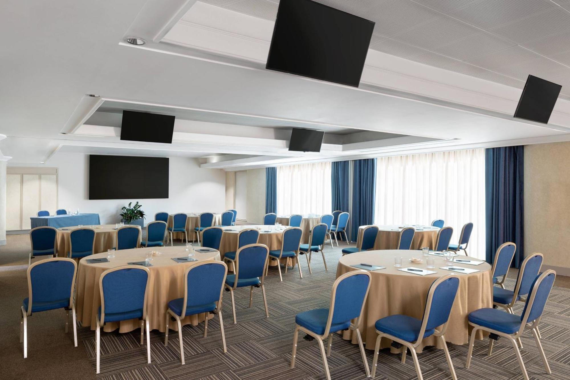 Courtyard By Marriott Rome Central Park Экстерьер фото