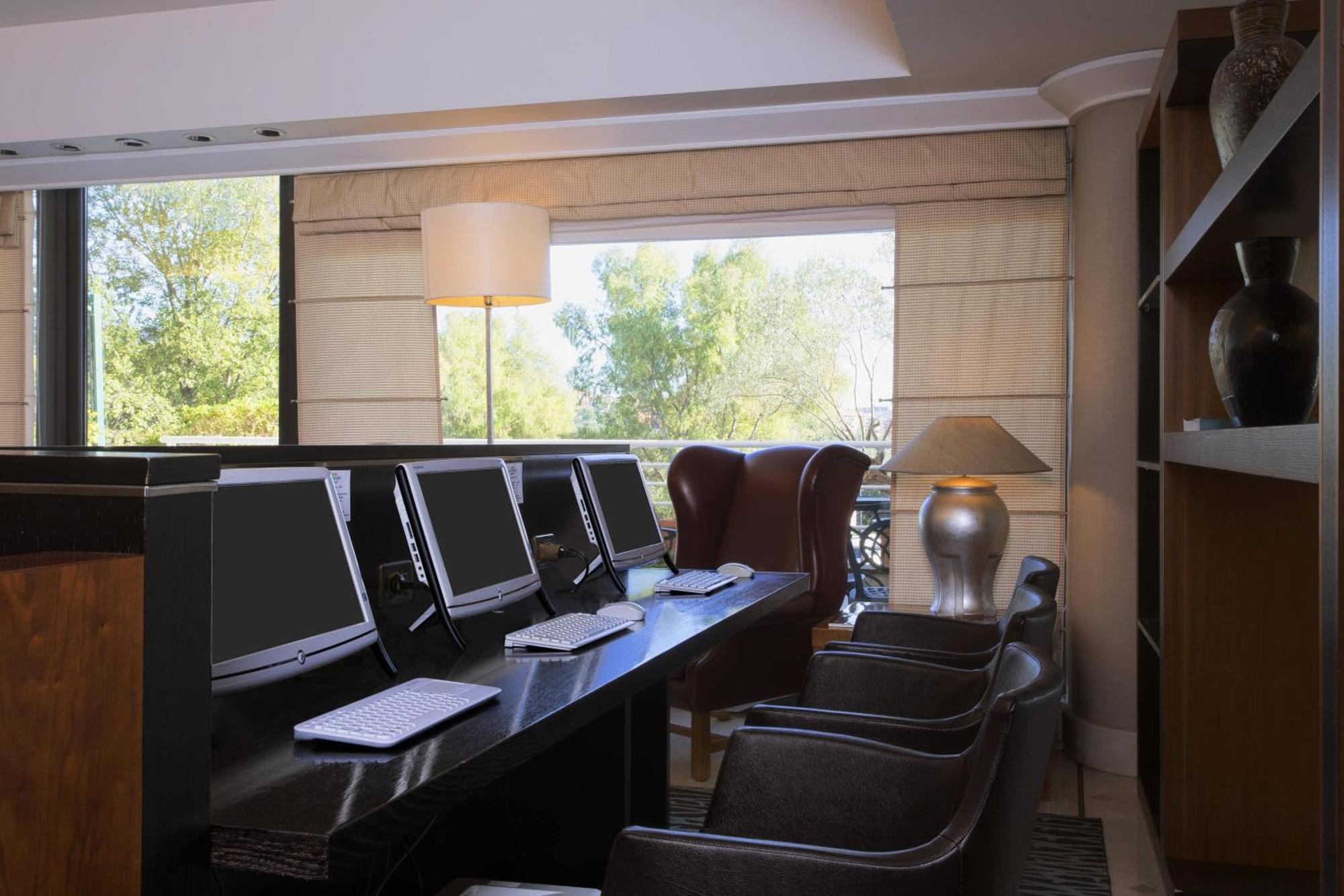 Courtyard By Marriott Rome Central Park Экстерьер фото